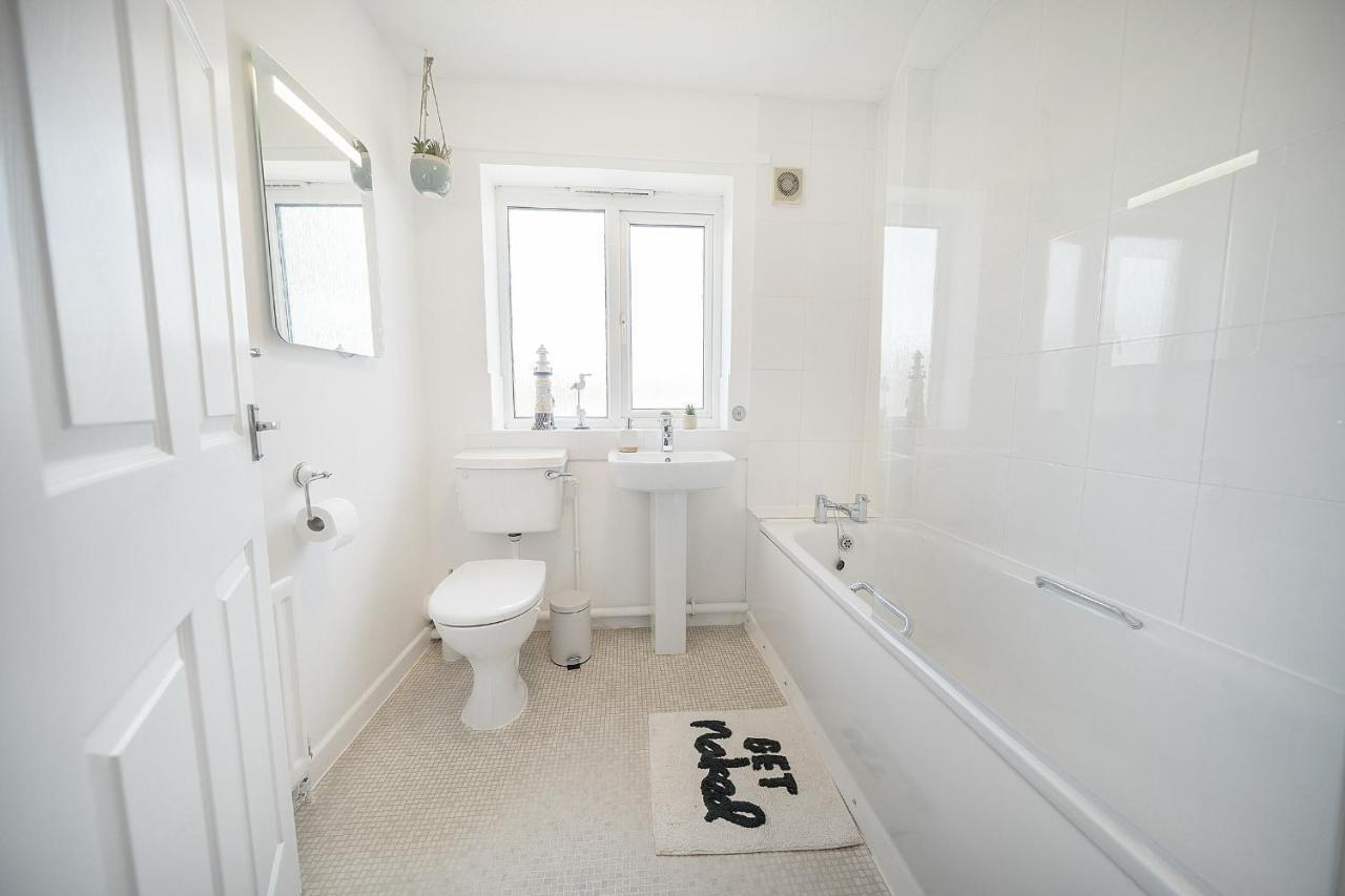 Stylish 3 Bed House, Large Garden, Parking, Wifi - Esho Stays コヴェントリー エクステリア 写真