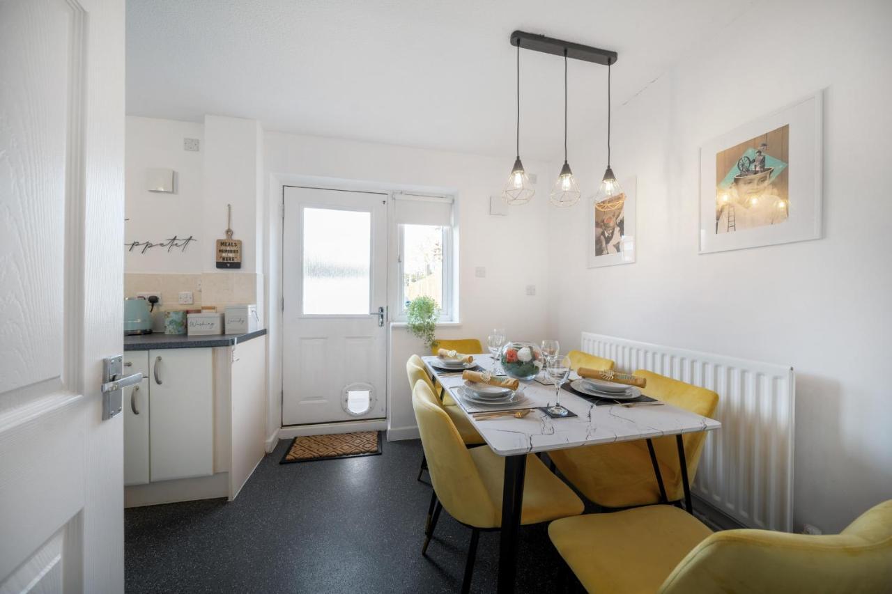 Stylish 3 Bed House, Large Garden, Parking, Wifi - Esho Stays コヴェントリー エクステリア 写真