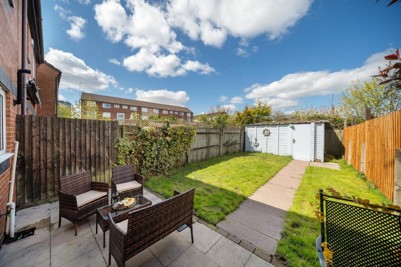 Stylish 3 Bed House, Large Garden, Parking, Wifi - Esho Stays コヴェントリー エクステリア 写真