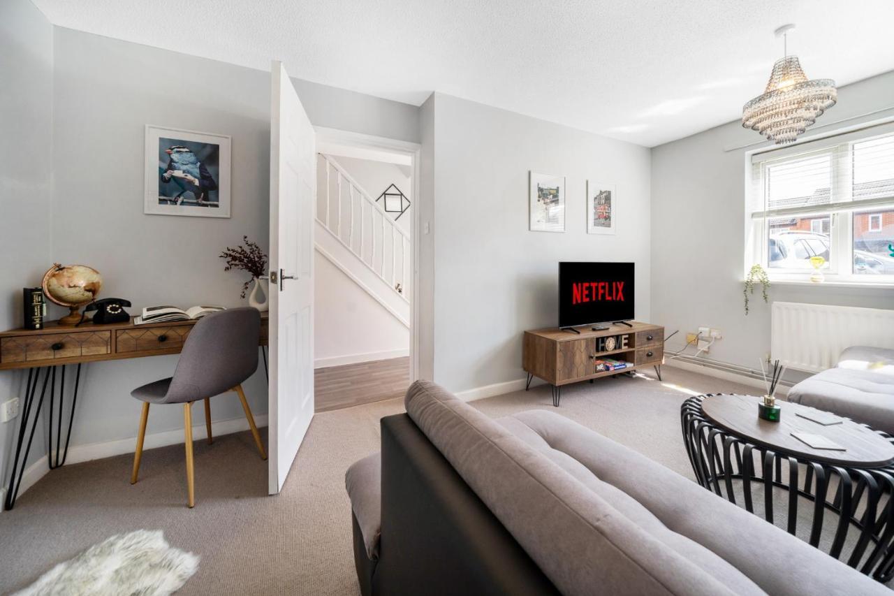 Stylish 3 Bed House, Large Garden, Parking, Wifi - Esho Stays コヴェントリー エクステリア 写真